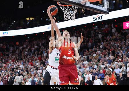 München, Deutschland. Oktober 2025. Deutschland, München, 2025 10 14: Niels Giffey (FC Bayern) erzielt im 3. Quartal beim Basketballspiel FC Bayern München - EA7 Emporio Armani Mailand, EuroLeague 2025-2026 R4 bei SAP Garden.Germany, München, 2025 10 014: FC Bayern München vs EA7 Emporio Armani Mailand, EuroLeague Basketball 2025/2026, Runde 4 2025 bei SAP Garden.Germany, München, 2025 10 014: FC Bayern München vs EA7 Emporio Armani Mailand 2026, SAP Basketball 4. Deutschland, München, 2025 10 014: FC Bayern München gegen EA7 Emporio Armani Mailand, EuroLeague Basketb Stockfoto