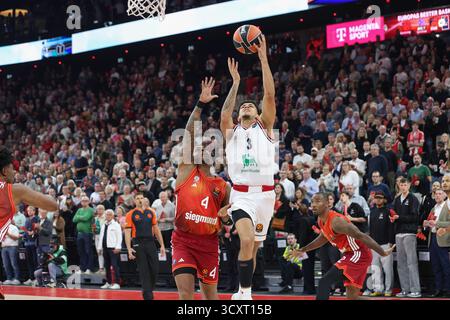 München, Deutschland. Oktober 2025. Deutschland, München, 2025 10 14: Quinn Ellis (Armani) erzielt im 2. Quartal beim Basketballspiel FC Bayern München - EA7 Emporio Armani Mailand, EuroLeague 2025-2026 R4 bei SAP Garden.Germany, München, 2025 10 014: FC Bayern München vs EA7 Emporio Armani Mailand, EuroLeague Basketball 2025/2026, Runde 4 bei SAP Garden.Germany, München, 2025 10 014: FC Bayern München gegen EA7 Emporio Armani 2025, SAP League 2026. Deutschland, München, 2025 10 014: FC Bayern München gegen EA7 Emporio Armani Mailand, EuroLeague Basketball 20 Stockfoto