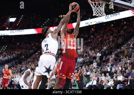 München, Deutschland. Oktober 2025. Deutschland, München, 2025 10 14: Isiaha Mike (FC Bayern) erzielt im 3. Quartal beim Basketballspiel FC Bayern München - EA7 Emporio Armani Mailand, EuroLeague 2025-2026 R4 bei SAP Garden.Germany, München, 2025 10 014: FC Bayern München gegen EA7 Emporio Armani Mailand, EuroLeague Basketball 2025/2026, Runde 4 bei SAP Garden.Germany, München, 2025 10 014: FC Bayern München vs EA7 Emporio Armani Milan, SAP 2026 Runde 2025. Deutschland, München, 2025 10 014: FC Bayern München gegen EA7 Emporio Armani Mailand, EuroLeague Basketb Stockfoto
