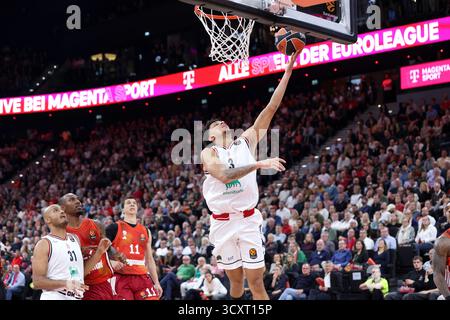 München, Deutschland. Oktober 2025. Deutschland, München, 2025 10 14: Quinn Ellis (Armani) legt sich im 2. Quartal während des Basketballspiels FC Bayern München - EA7 Emporio Armani Milan, EuroLeague 2025-2026 R4 2025 bei SAP Garden.Germany, München, 2025 10 014: FC Bayern München vs EA7 Emporio Armani Milan, EuroLeague Basketball 2025/2026, Runde 4 bei SAP Garden.Germany, München, 2025 10 014: FC Bayern München vs EA7 Emporio Armani Milan/2026. Deutschland, München, 2025 10 014: FC Bayern München gegen EA7 Emporio Armani Mailand, EuroLeague Basketball 2025/2026, R Stockfoto