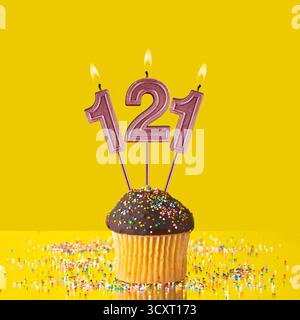 Nummer 121 Kerze - Geburtstagskerze mit Schokoladen-Cupcake Stockfoto