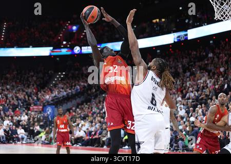 München, Deutschland. Oktober 2025. Deutschland, München, 2025 10 14: Wenyen Gabriel (FC Bayern) 2 Punkte im 4. Quartal während des Basketballspiels FC Bayern München - EA7 Emporio Armani Milan, EuroLeague 2025-2026 R4 bei SAP Garden.Germany, München, 2025 10 014: FC Bayern München vs EA7 Emporio Armani Milan, EuroLeague Basketball 2025/2026, Runde 4 bei SAP Garden.Germany, München, 2025 10 014: FC Bayern München vs EA7 Emporio Armani Milan, SAP Garden 2025, SAP League 2026. Deutschland, München, 2025 10 014: FC Bayern München gegen EA7 Emporio Armani Mailand, EuroLeague Basketball Stockfoto