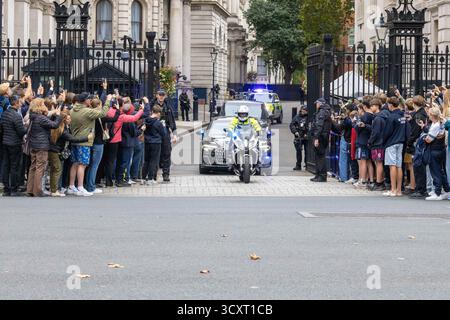 London, England, Großbritannien. Oktober 2025. Der britische Premierminister Keir Starmer verlässt die Downing Street. (Kreditbild: © Tayfun Salci/ZUMA Press Wire) NUR REDAKTIONELLE VERWENDUNG! Nicht für kommerzielle ZWECKE! Stockfoto