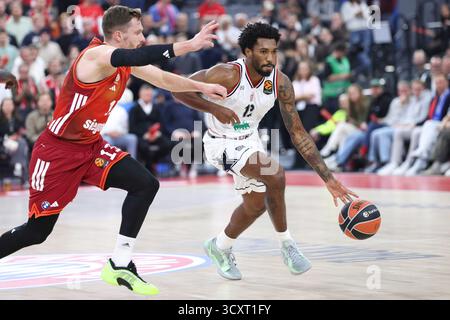 München, Deutschland. Oktober 2025. Deutschland, München, 2025 10 14: Armoni Brooks (Armani) Dribbles im 2. Quartal während des Basketballspiels FC Bayern München - EA7 Emporio Armani Mailand, EuroLeague 2025-2026 R4 bei SAP Garden.Germany, München, 2025 10 014: FC Bayern München vs EA7 Emporio Armani Mailand, EuroLeague Basketball 2025/2026, Runde 4 bei SAP Garden.Germany, München, 2025 10 014: FC Bayern München vs EA7 Emporio Armani Milan Basketball 2025/2026. Deutschland, München, 2025 10 014: FC Bayern München gegen EA7 Emporio Armani Mailand, EuroLeague Basketball 2025/202 Stockfoto