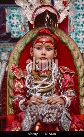 Porträt des Patan Kumari in voller Insignien, als lebendige Göttin. Patan, Nepal, 1998. Stockfoto