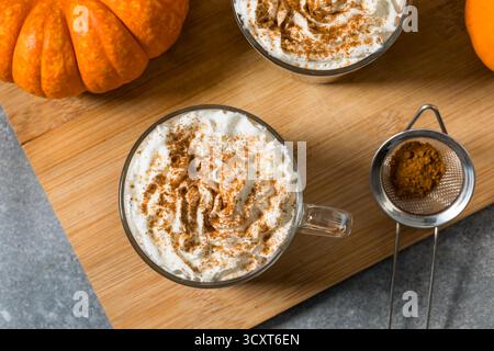 Süßer hausgemachter warmer Kürbis-Spice Latte mit Schlagsahne Stockfoto