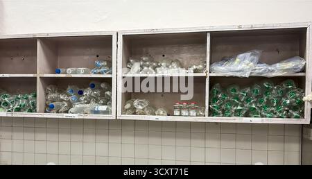 Krankenhausapothekenbereich mit Dextrose dns und rl IV Flaschen Stockfoto