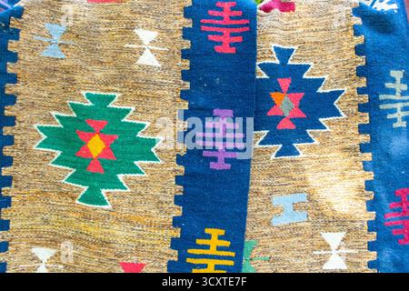 Aus nächster Nähe sehen Sie traditionelle bunte usbekische Ikat-Seidentextilien mit geometrischen Blumenornamenten und einzigartigen Mustern in zentralasien Stockfoto