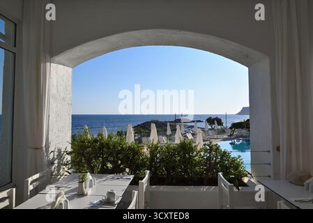 Blick auf den Pool und das Meer von den Hotelrestaurants Stockfoto