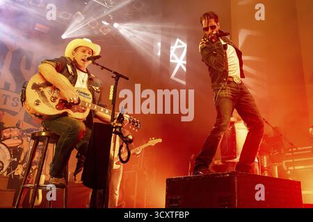 Sascha Vollmer (Hoss Power) und Alec Voelkel (Boss Burns), Sänger der Band The BossHoss auf ihrer Back to the Boots Tour 2025 im Capitol Hannover On Stockfoto