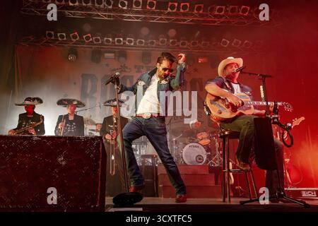 Alec Voelkel (Boss Burns) und Sascha Vollmer (Hoss Power), Sänger der Band The BossHoss auf ihrer Back to the Boots Tour 2025 im Capitol Hannover On Stockfoto