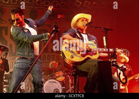 Alec Voelkel (Boss Burns) und Sascha Vollmer (Hoss Power), Sänger der Band The BossHoss auf ihrer Back to the Boots Tour 2025 im Capitol Hannover On Stockfoto