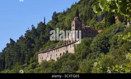 Pantanassa Kloster aus dem 15. Jahrhundert n. Chr., ein altes Kloster thront malerisch über bewaldeten Hängen, Mystras, Mistra, UNESCO-Weltkulturerbe Si Stockfoto