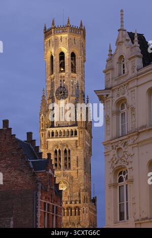 Beleuchteter Glockenturm im historischen Stadtzentrum von Brügge im Abendlicht, Belfort am Grote Markt, Marktplatz, UNESCO-Weltkulturerbe, Stockfoto
