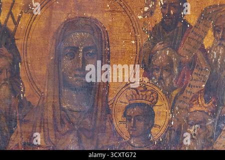 Kloster Pantanassa aus dem 15. Jahrhundert n. Chr., antike Ikone eines heiligen Gesichts mit verblassten Farben und Text, Mystras, Mistra, UNESCO-Weltkulturerbe Stockfoto