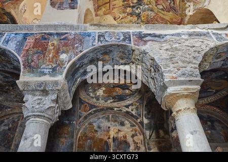 Kloster Pantanassa aus dem 15. Jahrhundert n. Chr., gemalte Kirchensäulen und Deckenfresken zeugen von der künstlerischen Gestaltung, Mystras, Mistra, UNESC Stockfoto