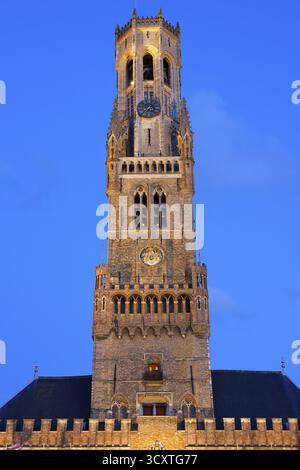 Beleuchteter Glockenturm von Brügge im Abendlicht, Belfort am Grote Markt, Marktplatz, UNESCO-Weltkulturerbe, Brügge, Flandern, Belgien Stockfoto