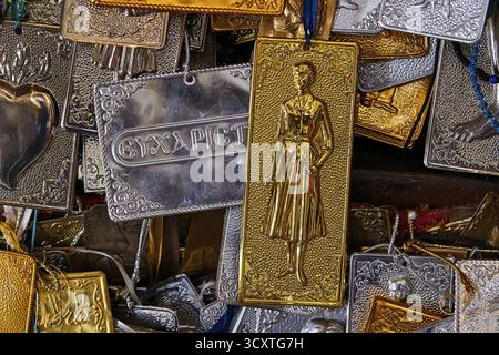Kloster Pantanassa aus dem 15. Jahrhundert n. Chr., Votivtafeln, gestapelte Metalltafeln mit Stichen von Frauen im antiken Stil, Mystras, Mistra, UNESC Stockfoto