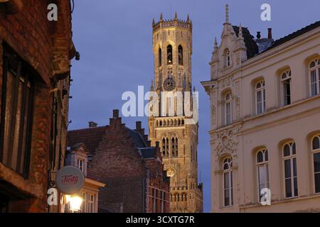Beleuchteter Glockenturm im historischen Stadtzentrum von Brügge im Abendlicht, Belfort am Grote Markt, Marktplatz, UNESCO-Weltkulturerbe, Stockfoto