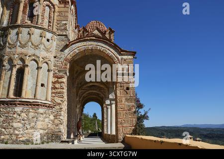 Pantanassa Kloster aus dem 15. Jahrhundert n. Chr., ein alter archaischer Durchgang in Griechenland vor einem klaren blauen Himmel, Mystras, Mistra, UNESCO World Heritag Stockfoto