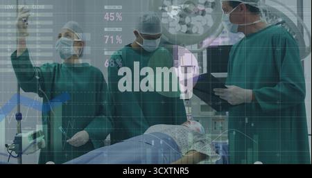 Operationsteam mit grünen Peelings im OP, mit IV-Tropf- und Datenüberlagerungen Stockfoto