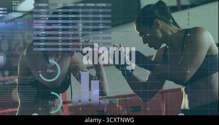 Stehende Boxer, die Sport-BHs und Handwicklungen im Boxring tragen, mit Überlagerung der Datenanalyse Stockfoto