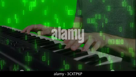 Musiker, der Hände auf eine schwarze Klaviertastatur im Studio legt, neongrüner digitaler Hintergrund Stockfoto