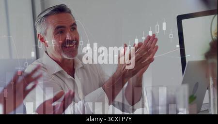 Executive in weißem Hemd klatschen und einen Monitor im virtuellen Besprechungsraum mit Kartenüberlagerungen beobachten Stockfoto