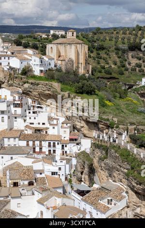 Setenil de las Bodegas, Spanien, Andalusien - 2. April 2025: Blick auf ein kleines weißes Dorf, berühmte Stadt an den Klippen. Kirche unserer Lieben Frau vom I aus dem 15. Jahrhundert Stockfoto