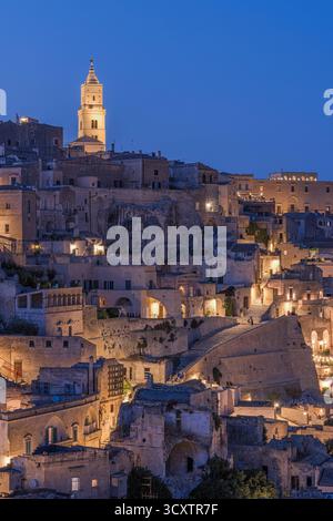 Dämmerung über Matera, Basilicata, Italien, mit einem klaren Himmel und der historischen Sassi di Matera im Abendlicht. Die Steinhäuser und die verwinkelte Gasse Stockfoto