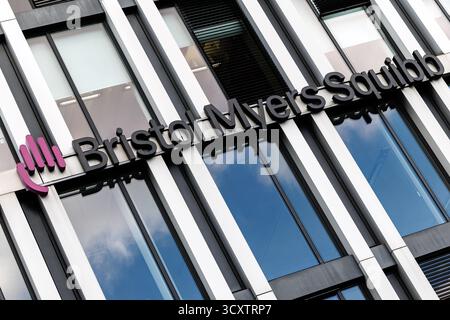 München, Deutschland. Oktober 2025. Das Logo des Pharmaunternehmens Bristol-Myers Squibb (BMS) ist am 15. Oktober 2025 in München an der Fassade des Münchner Hauptsitzes zu sehen. Das weltweit tätige biopharmazeutische Unternehmen ist in der Forschung, Entwicklung und Bereitschaft innovativer Arzneimittel für Patienten mit schweren Erkrankungen tätig. (Symbolbild, Symbolfoto, Illustration, symbolisches Foto, illustratives Foto, Themenbild, allgemeines Bild, Themenfoto) Credit: Matthias Balk/dpa/Alamy Live News Stockfoto