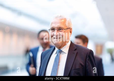 München, Deutschland. Oktober 2025. Joachim Herrmann (CSU), Innenminister Bayerns, kommt am 14. Oktober 2025 zu einer Kabinettssitzung im Bayerischen Staatskanzleramt in München (Bayern). Quelle: Matthias Balk/dpa/Alamy Live News Stockfoto