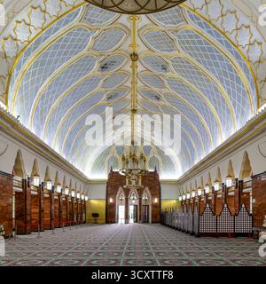 Innenraum der Omar Ali Saifuddien Moschee, Bandar Seri Begawan, Brunei Darussalam. Mit atemberaubender goldener Gewölbedecke, kompliziertem Kronleuchter und gemustertem Gebetssaal. Stockfoto