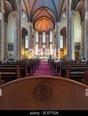 Istanbul, Türkei - 13. Juni 2025: Innenansicht der Kirche St. Antonius von Padua, Türkisch: Aziz Antuan Kilisesi, in der Istiklal-Straße. Mit verzierten Säulen, gewölbter Decke und Altar Stockfoto