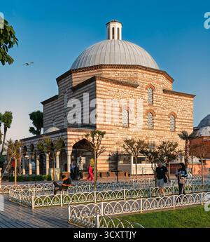 Istanbul, Türkei - 13. Juni 2025: Hagia Sophia Hurrem Sultan Bathhouse. Historische osmanische Architektur mit einer markanten Kuppel und gestreifter Stein- und Ziegelfassade an einem sonnigen Tag Stockfoto