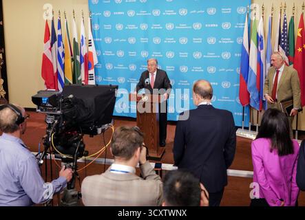 New York, USA. 9. Oktober 2025. Der Generalsekretär der Vereinten Nationen Antonio Guterres spricht auf der Pressekonferenz über die angekündigte Waffenstillstandsvereinbarung zwischen Israel und der Hamas am 9. Oktober 2025 in New York. Quelle: Wang Fan/China News Service/Alamy Live News Stockfoto
