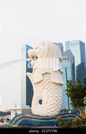 Die 70 Tonnen schwere merlion-Statue im Merlion Park, Singapur. Eine der berühmtesten Sehenswürdigkeiten Singapurs Stockfoto