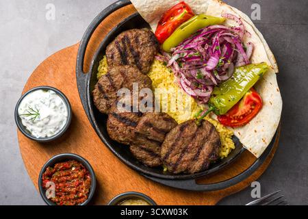 Türkische Fleischbällchen traditionelle Kofte. Würzige Fleischbällchen Kebab oder Kebap Stockfoto