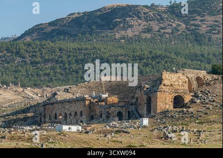 Außenansicht des römischen Theaters in Hierapolis, Pamukkale, Türkiye Stockfoto