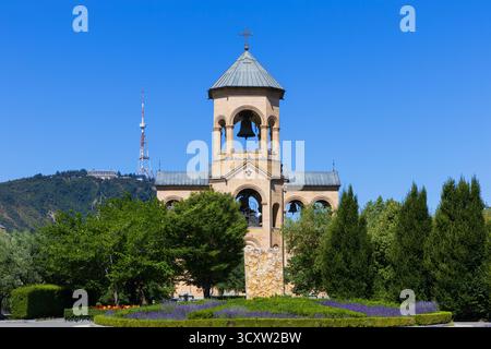 Der Glockenturm der Dreifaltigkeitskirche von Tiflis, allgemein bekannt als Sameba (2004) in Tiflis, Georgien Stockfoto