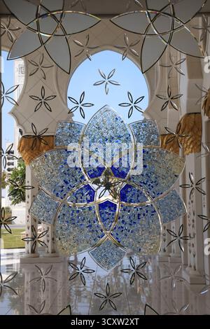 Eine blaue Lotusblume auf einem Buntglasfenster in der Scheich-Zayed-Moschee in Abu Dhabi, Vereinigte Arabische Emirate Stockfoto
