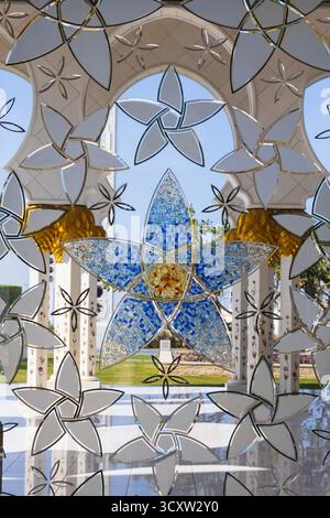Eine blaue Lotusblume auf einem Buntglasfenster in der Scheich-Zayed-Moschee in Abu Dhabi, Vereinigte Arabische Emirate Stockfoto