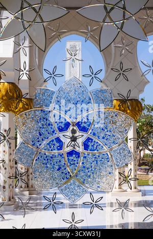 Eine blaue Lotusblume auf einem Buntglasfenster in der Scheich-Zayed-Moschee in Abu Dhabi, Vereinigte Arabische Emirate Stockfoto
