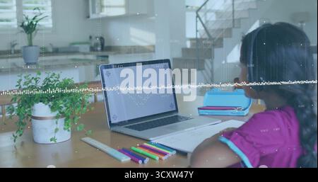 Lernen Sie das Kind mit magentafarbenem Oberteil, arbeiten Sie mit Bleistiften an Ihrem Laptop, und nutzen Sie den Kopierbereich Stockfoto