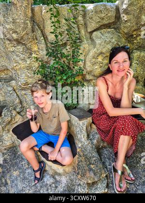 Mutter und Sohn verbringen Zeit miteinander. Sommerurlaub Stockfoto