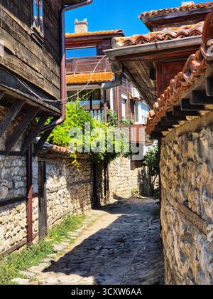 Straße in der Altstadt. Antike Stadt. Steinhäuser. Holzhäuser. Kopfsteinpflasterstraße Stockfoto