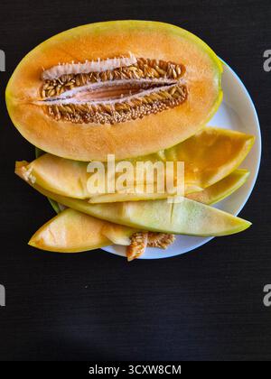 In Scheiben geschnittene ​​yellow Melone. Melonenkerne Stockfoto