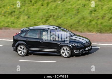 2008 Panther Black Ford Focus St500 T 226 Pkw Hatchback Benzinmotor 2521 ccm, limitierte Auflage, Performance Fließheck auf der Autobahn M6, Großbritannien Stockfoto