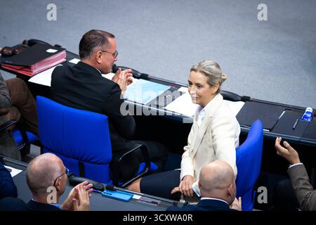 Deutscher Bundestag, 34. Plenarsitzung Alice Weidel AfD auf ihrem Fraktionsvorsitz laesst sich nach Ihrer Rede von Ihrer Fraktion feiern bei der 34. Sitzung des Deutschen Bundestages in Berlin zum Thema Regierungserklaerung zum Europaeischen Rat, 16.10.2025 Berlin Deutschland *** Deutscher Bundestag, 34 Plenarsitzung Alice Weidel AfD feiert in ihrer Fraktionsvorsitzenden nach ihrer Rede ihrer Fraktion auf der Sitzung des Deutschen Bundestages 34 in Berlin zum Thema Regierungserklärung zum Europäischen Rat, 16 10 2025 Berlin Deutschland Stockfoto