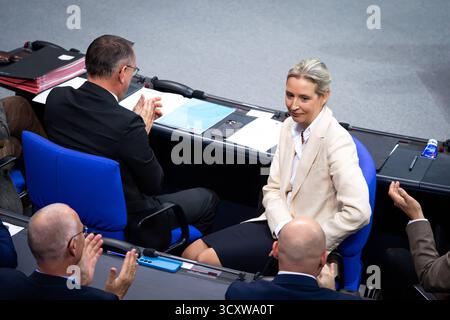 Deutscher Bundestag, 34. Plenarsitzung Alice Weidel AfD auf ihrem Fraktionsvorsitz laesst sich nach Ihrer Rede von Ihrer Fraktion feiern bei der 34. Sitzung des Deutschen Bundestages in Berlin zum Thema Regierungserklaerung zum Europaeischen Rat, 16.10.2025 Berlin Deutschland *** Deutscher Bundestag, 34 Plenarsitzung Alice Weidel AfD feiert in ihrer Fraktionsvorsitzenden nach ihrer Rede ihrer Fraktion auf der Sitzung des Deutschen Bundestages 34 in Berlin zum Thema Regierungserklärung zum Europäischen Rat, 16 10 2025 Berlin Deutschland Stockfoto